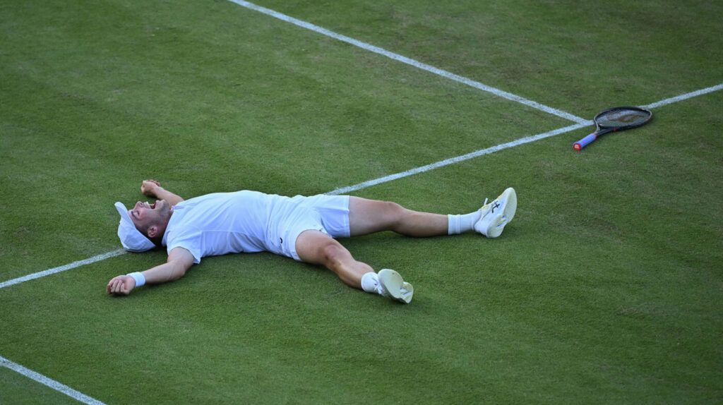 tenismenul-necunoscut-care-a-uimit-la-wimbledon!-numarul-114-atp-a-ajuns-in-semifinale