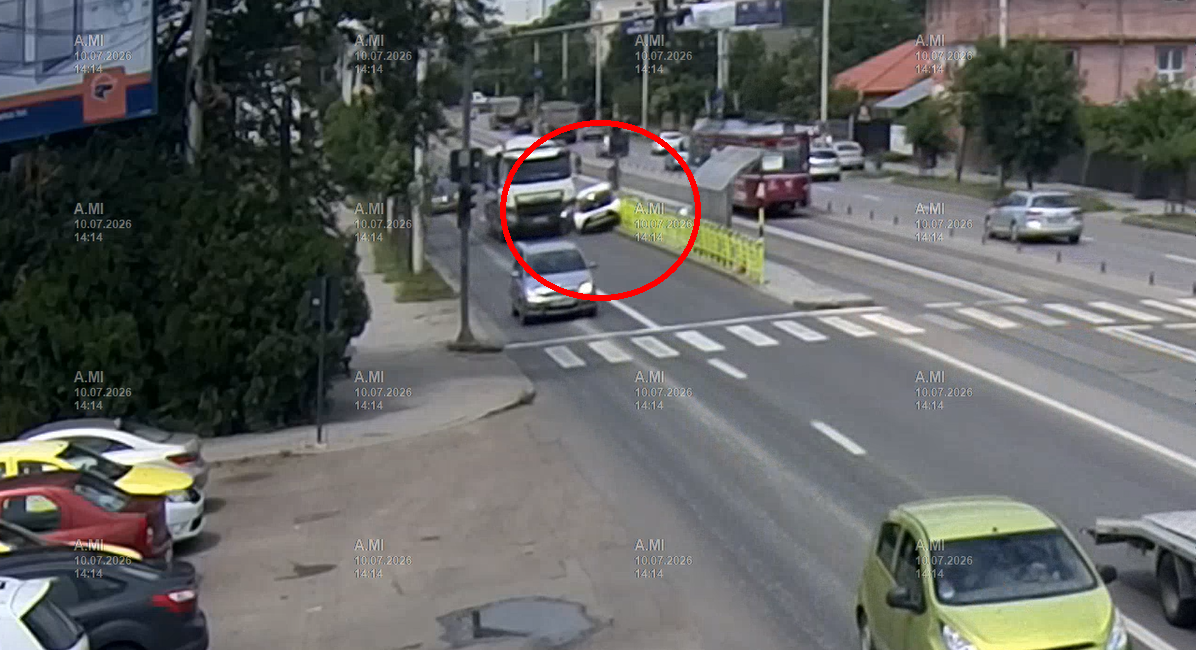 iata-cum-s-a-produs-accidentul-de-la-gara-internationala-din-iasi.-un-autoturism-a-spulberat-gardul-statiei-de-tramvai-dupa-impactul-cu-un-camion