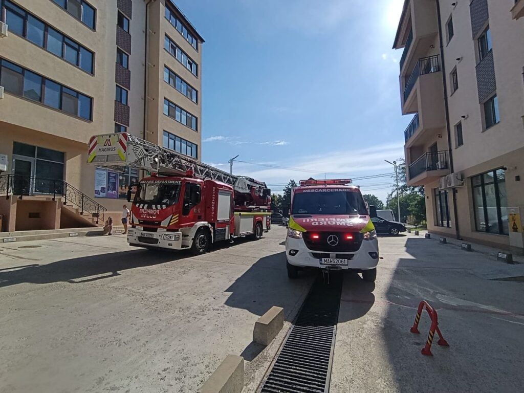 incendiu-intr-un-apartament-din-valea-lupului.-zeci-de-pompieri-au-intervenit,-iar-15-persoane-au-fost-evacuate