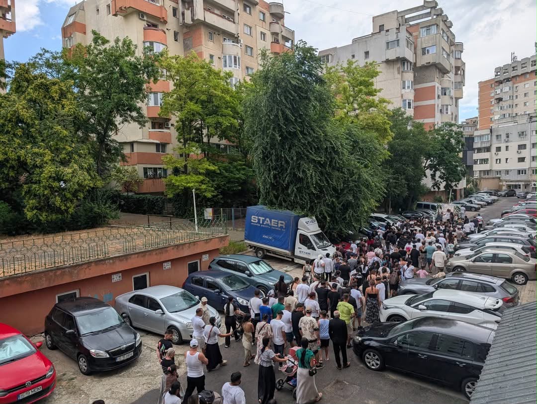 circulatia-ingreunata-din-cauza-unei-inmormantari-cu-zeci-de-participanti-in-pacurari!