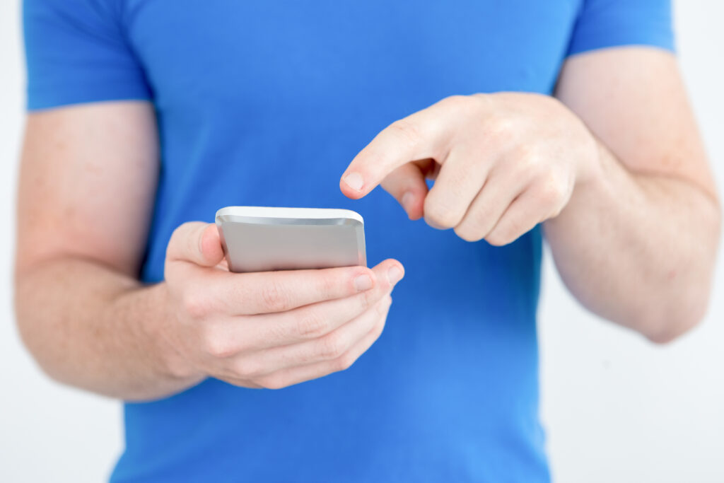 telefonul-iti-distruge-degetele-mari.-cum-poti-preveni-acest-lucru
