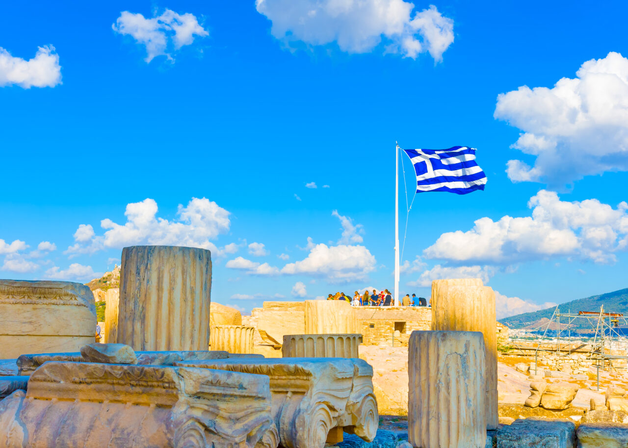 o-greseala-banala-ii-poate-obliga-pe-turisti-sa-mearga-desculti-in-grecia.-unde-si-despre-ce-este-vorba