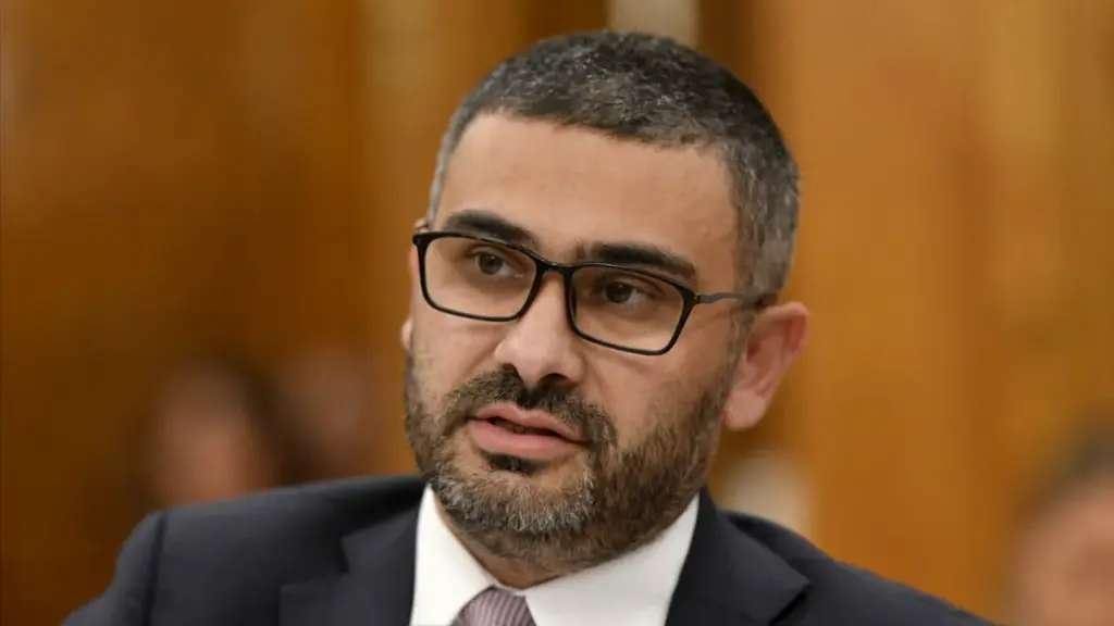 florin-manole:-legea-salarizarii-da-mai-multi-bani-unui-minister