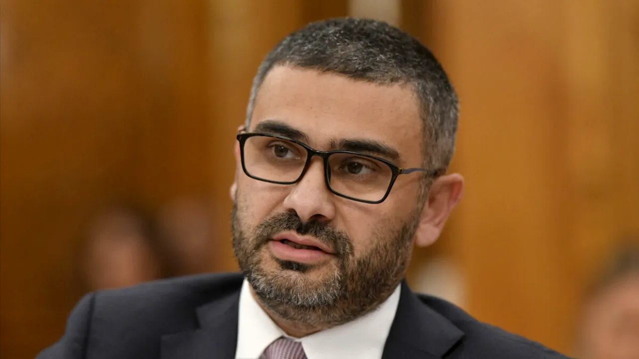 florin-manole:-legea-salarizarii-da-mai-multi-bani-unui-minister