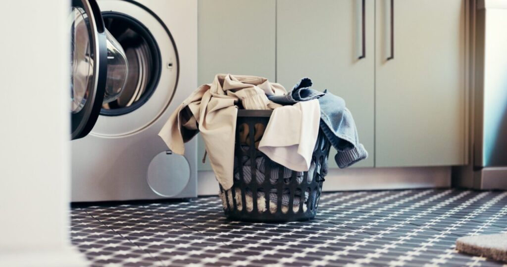greseala-pe-care-multi-o-fac-cu-hainele-noi.-de-ce-expertii-recomanda-sa-le-speli-intotdeauna-inainte-de-prima-purtare