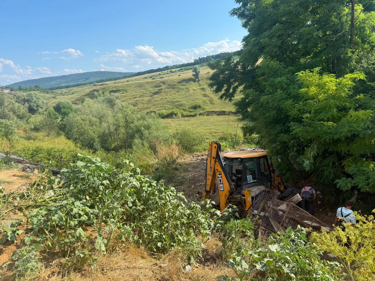 incident-grav-in-judetul-iasi!-un-tractor-s-a-prabusit-intr-o-rapa,-iar-soferul-a-fost-aruncat-din-utilaj