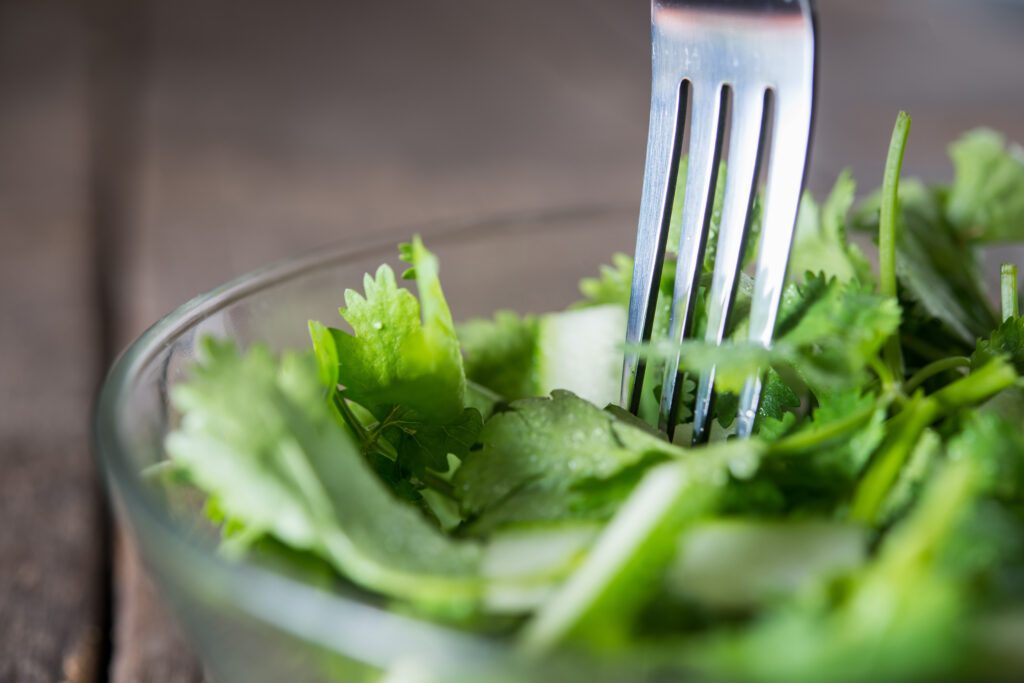ai-mancat-salata-verde-recent?-simptomele-care-pot-indica-o-infectie-periculoasa