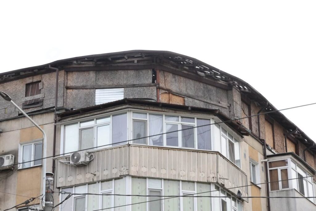 primaria-iasi-incepe-desfiintarea-mansardelor-neautorizate.-prima-constructie,-demolata-in-zona-podu-metalurgiei