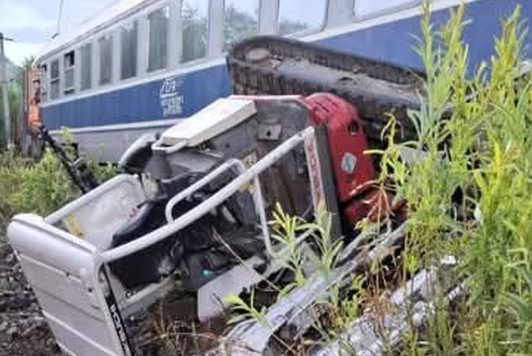 accident-feroviar-grav-intre-pojorata-si-mestecanis:-un-excavator-lovit-de-tren.-o-persoana-a-decedat