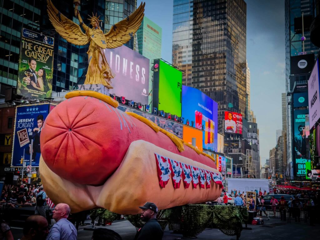 statuie-inedita-la-new-york:-hot-dog-gigant,-servit-in-mijlocul-times-square