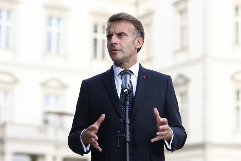 pompierii-romani,-felicitati-de-emmanuel-macron-pentru-interventia-in-incendiile-din-franta