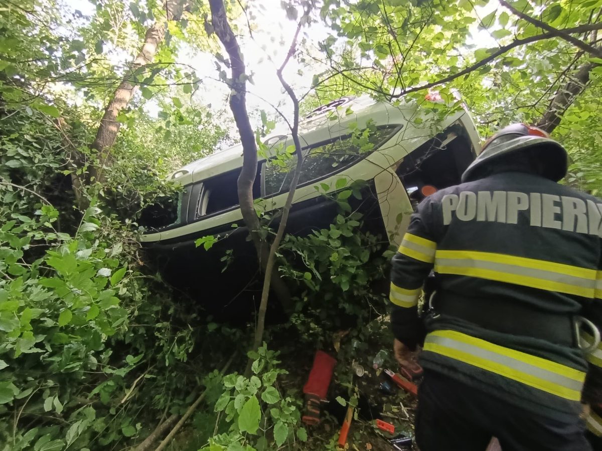 autoturism-rasturnat-in-comuna-aroneanu.-doua-persoane-au-refuzat-transportul-la-spital