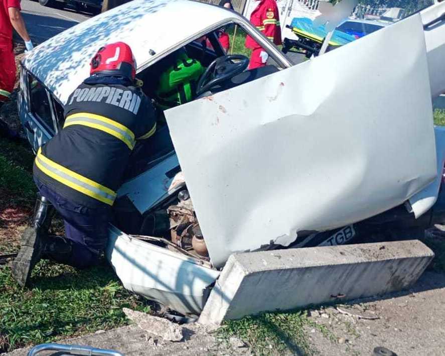 accident-grav-in-arges.-un-barbat-a-murit,-iar-alte-doua-persoane-au-fost-ranite-dupa-ce-o-masina-s-a-izbit-de-un-cap-de-pod