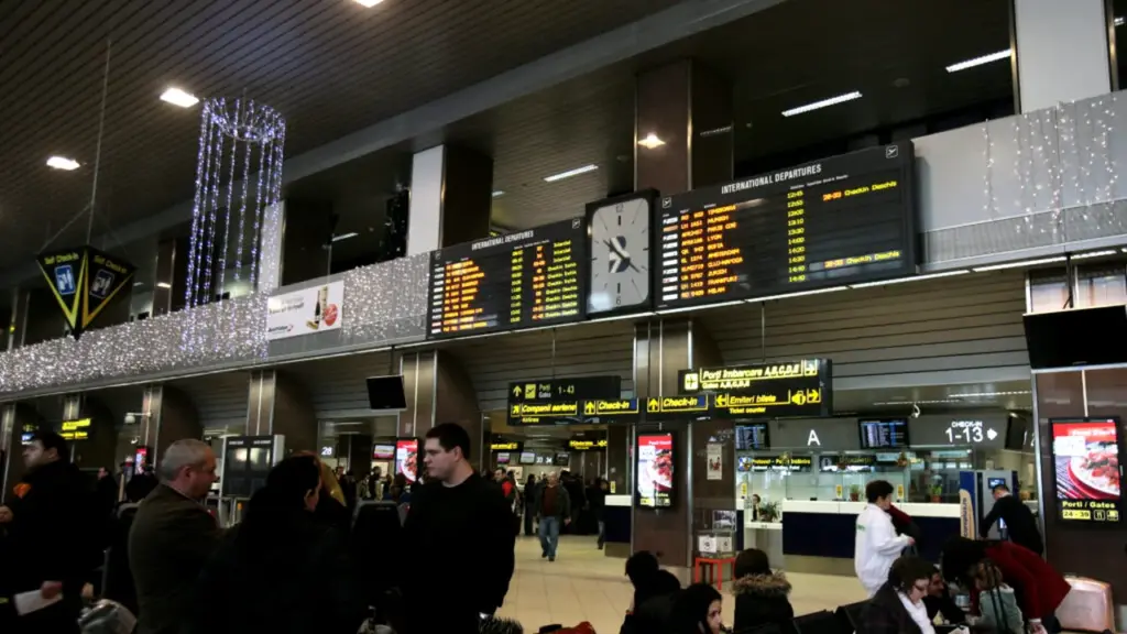 15-documente-de-identitate-false,-gasite-asupra-unei-femei-pe-aeroportul-otopeni.-unde-voia-sa-ajunga