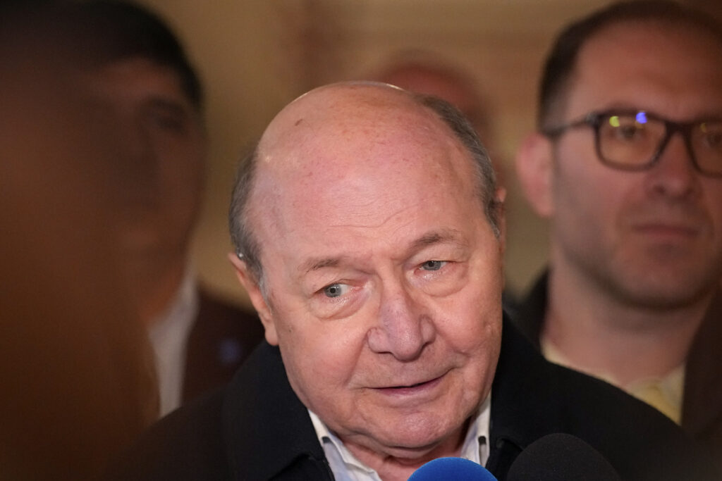ucraina-ne-produce-daune-uriase-prin-blocarea-aprovizionarii-cu-titei:-basescu,-despre-criza-carburantilor-din-romania