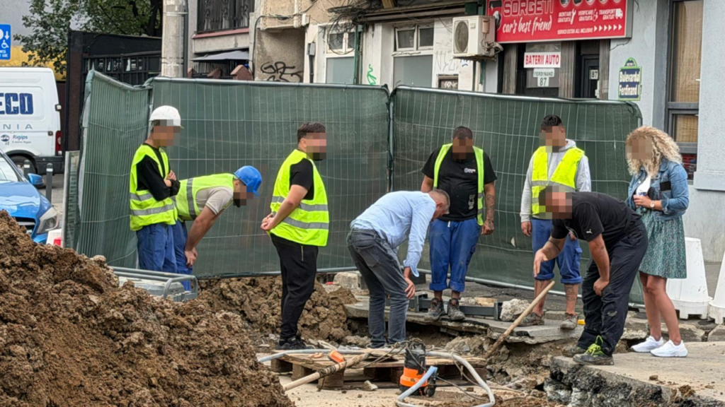 bucuresti,-in-santier-episodul-5-zici-ca-a-cazut-o-drona-pe-bulevardul-ferdinand,-unde-trebuie-schimbate-sinele-de-tramvai.-sapte-muncitori-se-uita-la-o-groapa,-ca-in-glumele-cu-dorel