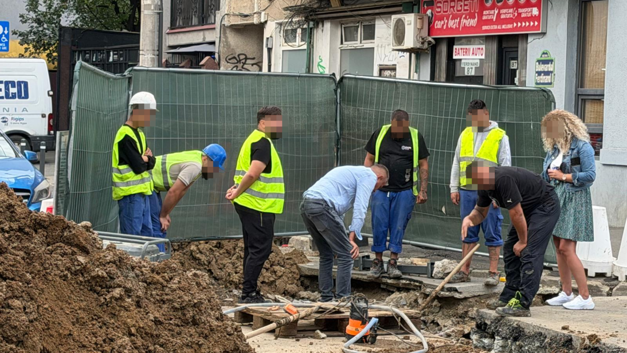 bucuresti,-in-santier-episodul-5-zici-ca-a-cazut-o-drona-pe-bulevardul-ferdinand,-unde-trebuie-schimbate-sinele-de-tramvai.-sapte-muncitori-se-uita-la-o-groapa,-ca-in-glumele-cu-dorel