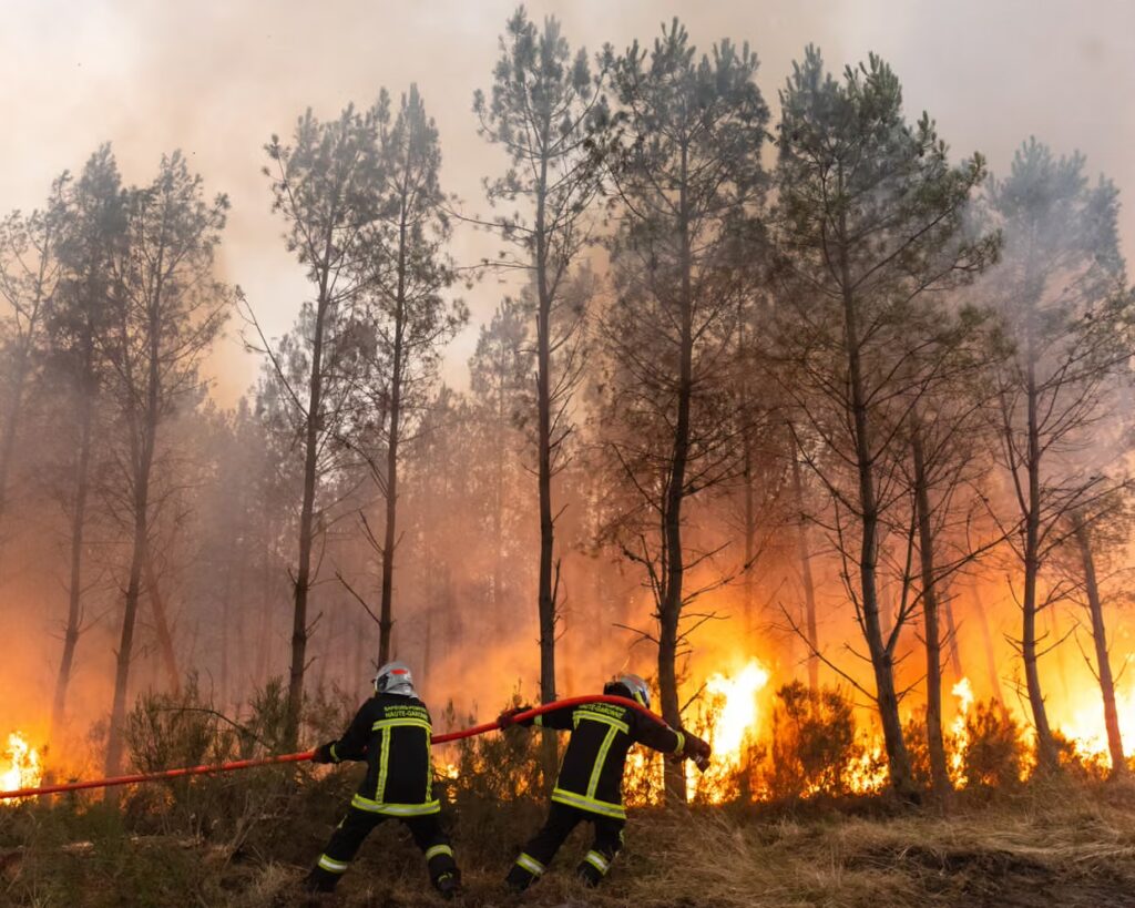 pompierii-romani-raman-in-franta.-misiunea-pentru-stingerea-incendiilor-a-fost-prelungita-cu-inca-doua-saptamani