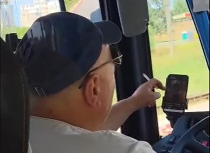 sofer-ct-bus-constanta,-filmat-in-timp-ce-fumeaza-si-foloseste-telefonul-mobil,-chiar-la-volanul-autobuzului-plin-cu-pasageri.-reactia-companiei