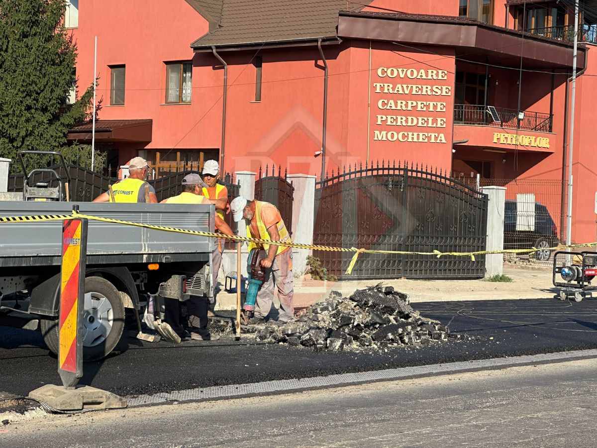 bataie-de-joc-in-bucium!-drumul-proaspat-asfaltat-a-fost-spart-din-nou-pentru-alte-lucrari