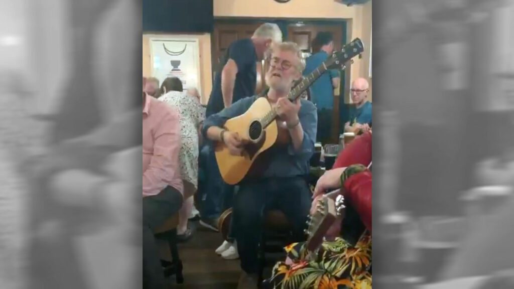 ultimele-imagini-cu-glen-hansard-inainte-de-accidentul-mortal.-canta-intr-un-pub,-locul-in-care-se-simtea-cel-mai-bine