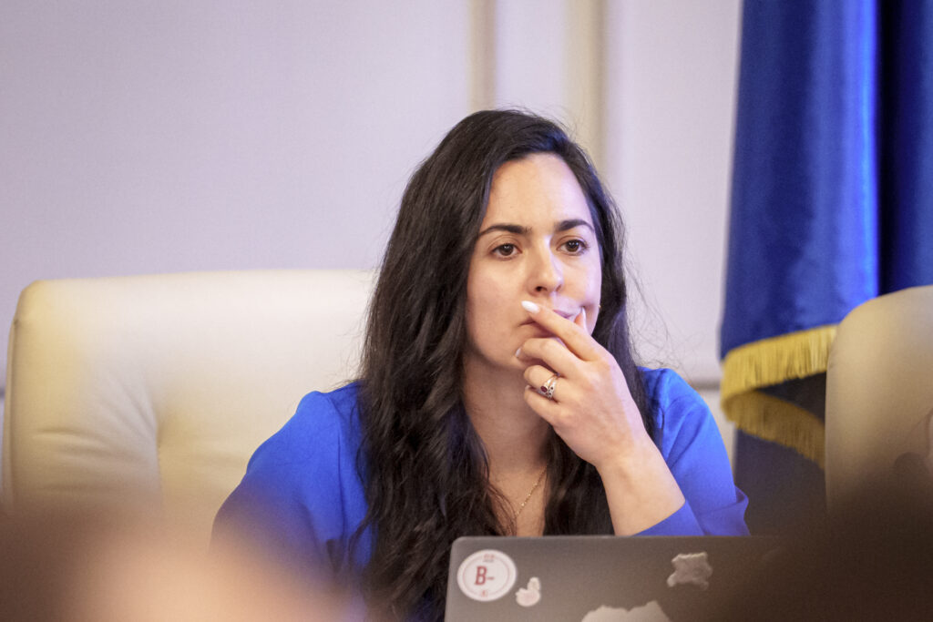 usr-a-depus-un-denunt-penal-pentru-introducerea-pe-sub-mana-a-unui-amendament-la-legea-integritatii