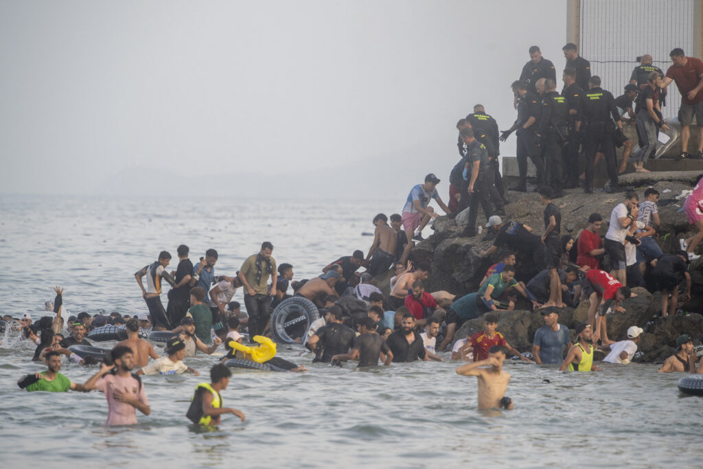 zeci-de-mii-de-migranti-s-au-intors-in-mod-voluntar-in-maroc-dupa-ce-au-trecut-pe-teritoriul-spaniol-ceuta