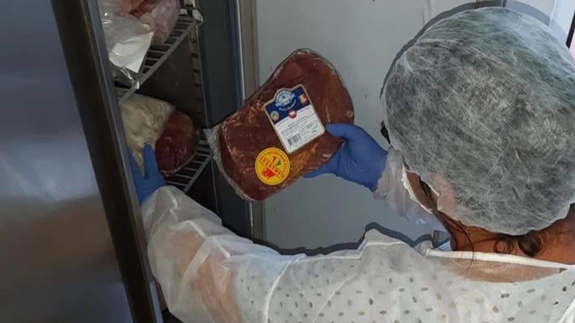amenzi-drastice-aplicate-de-dsvsa!-carne-tinuta-la-soare,-lipsa-produselor-de-igienizare-si-lipsa-documentelor,-descoperite-in-unitatile-alimentare-din-iasi