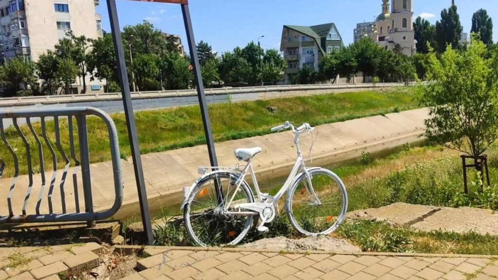 o-bicicleta-alba-a-fost-amplasata-langa-podul-cantemir,-in-memoria-barbatului-care-si-a-pierdut-viata!-biciclistii-se-vor-aduna-pentru-a-si-aduce-omagiile