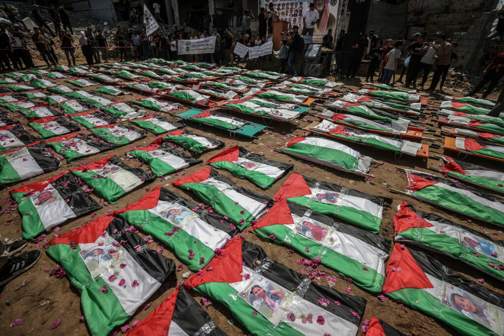 funeralii-in-masa-in-gaza-pentru-112-victime-care-au-fost-recuperate-din-ruine-la-aproape-trei-ani-de-la-atacul-israelian-care-le-a-ucis