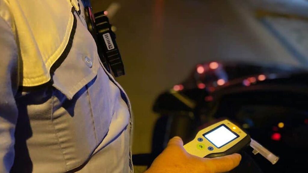 un-tanar-a-fost-plasat-sub-control-judiciar,-dupa-ce-a-fost-prins-beat-si-fara-permis-de-conducere-la-volan