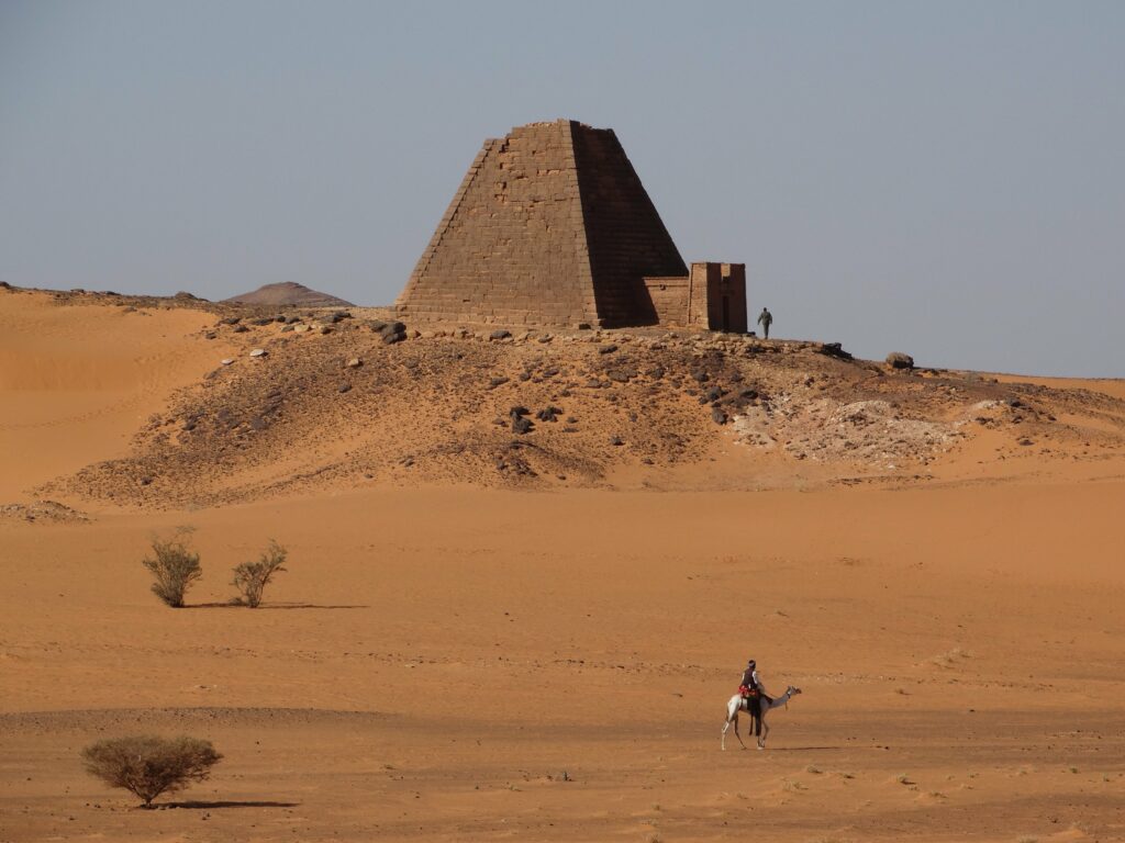 piramidele-din-meroe,-sit-al-patrimoniului-mondial-unesco,-amenintate-de-razboiul-si-acumularea-de-nisip-din-sudan