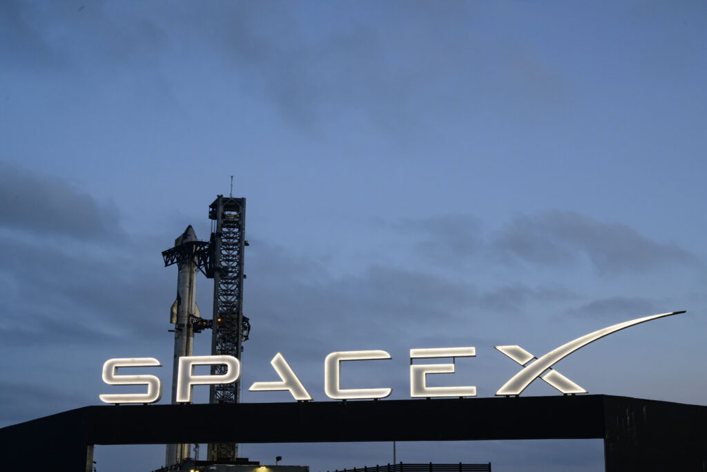 elon-musk-vrea-sa-transforme-luna-intr-o-fabrica-uriasa-de-sateliti.-planul-spacex-care-ar-putea-schimba-industria-spatiala