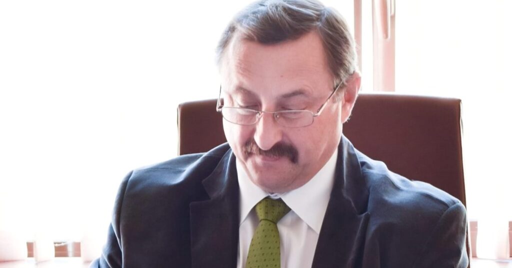 prof-univ-dr-dan-cascaval,-senator-de-iasi-al-psd-si-rector-al-universitatii-tehnice-gheorghe-asachi”-din-iasi:-lecturi-despre-realitatea-deformata-a-unui-guvern-demis-din-cartile-lui-cs.-lewis