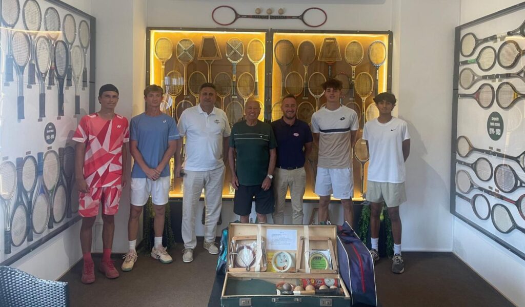 colectie-impresionanta-de-rachete-de-tenis:-modele-istorice,-cu-unele-s-au-castigat-turnee-de-grand-slam,-iar-altele-au-semnatura-lui-ion-tiriac-sau-ilie-nastase