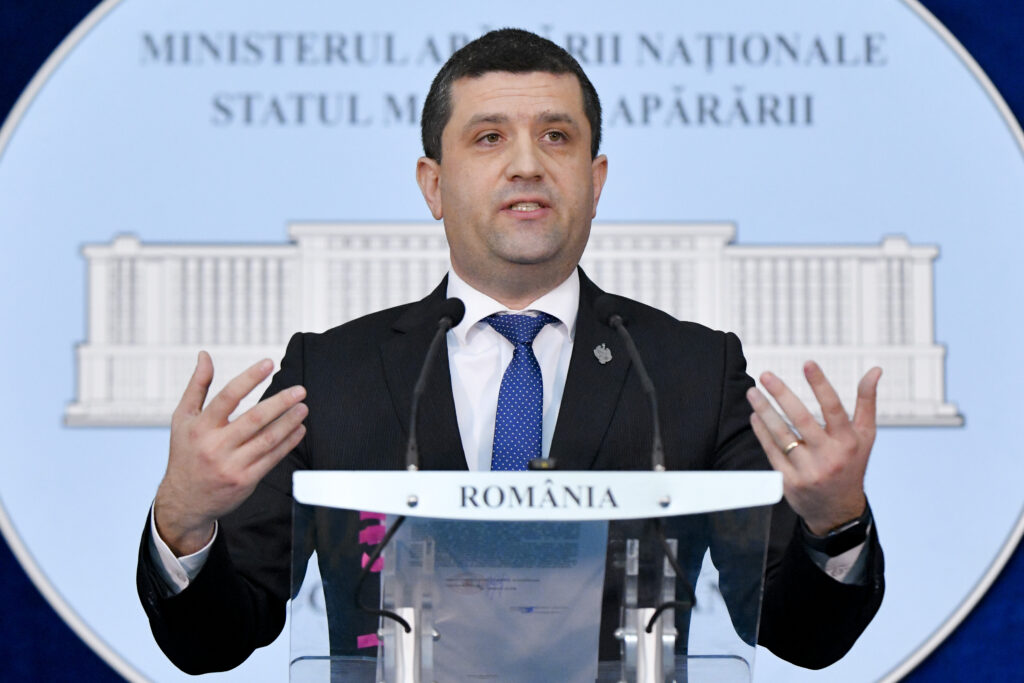 minciuna-a-iesit-din-telefon-si-a-ajuns-in-strada.-radu-miruta-cere-adoptarea-rapida-a-legii-impotriva-dezinformarii,-dupa-atacul-asupra-unei-ambulante