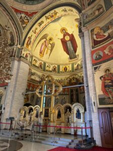 mii-de-pelerini-sunt-asteptati-la-manastirea-nicula-de-adormirea-maicii-domnului.-programul-slujbelor-si-al-procesiunii