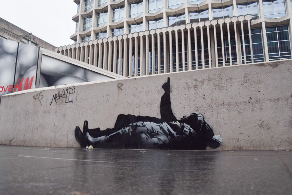 banksy-ii-costa-scump-pe-britanici:-trei-opere-au-generat-cheltuieli-de-aproape-150.000-de-lire-pentru-a-fi-indepartate