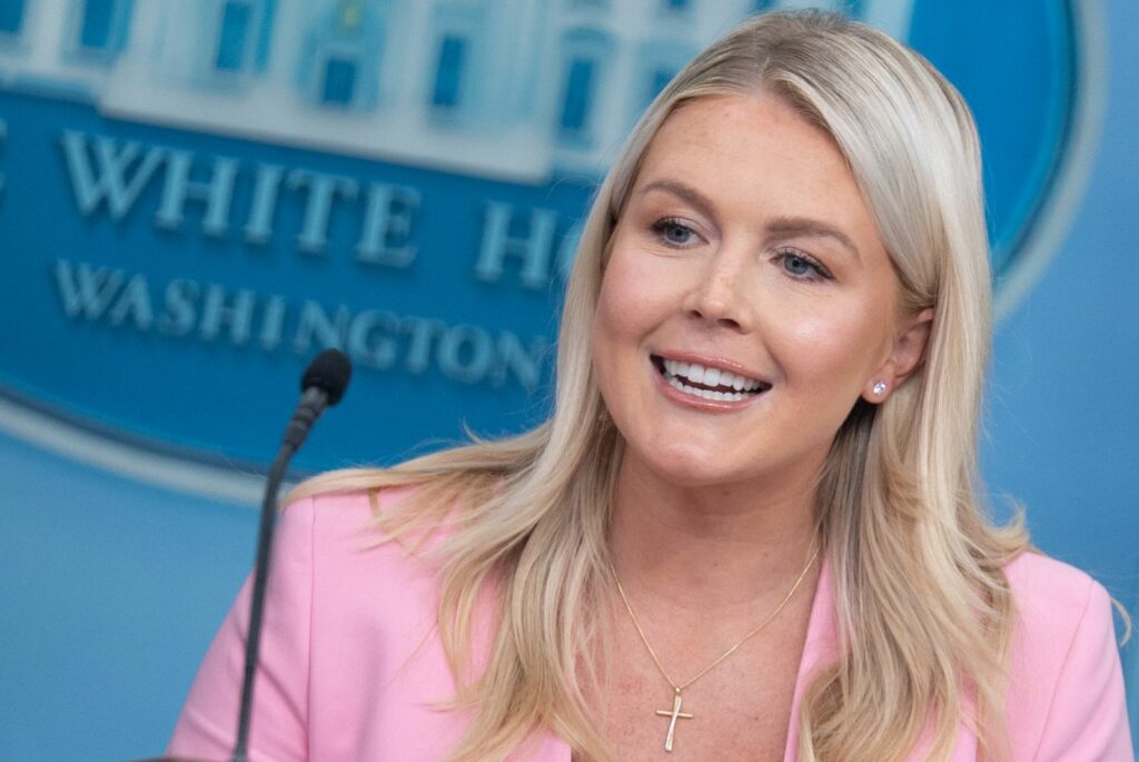 donald-trump-pierde-unul-dintre-cei-mai-apropiati-oameni-de-la-casa-alba.-karoline-leavitt-pleaca-la-finalul-lunii