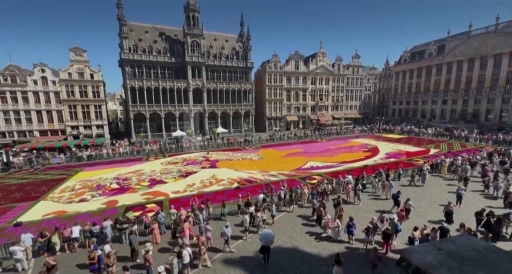 un-covor-urias-de-flori-inspirat-de-opera-de-arta-marele-val-de-la-kanagawa-a-fost-dezvaluit-la-bruxelles