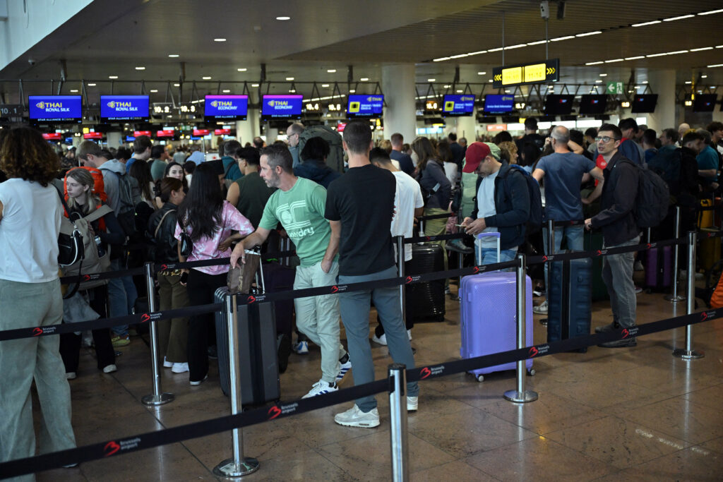 acces-restrictionat-pe-aeroportul-heathrow-dupa-ce-o-conducta-s-a-spart-si-a-provocat-inundatii