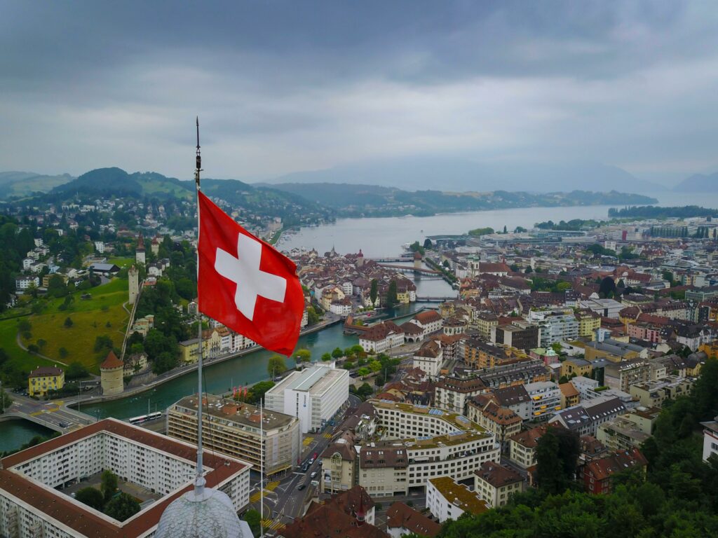 elvetia:-o-persoana-a-murit-iar-alte-12-au-fost-ranite-dupa-ce-o-trasura-s-a-izbit-de-un-copac