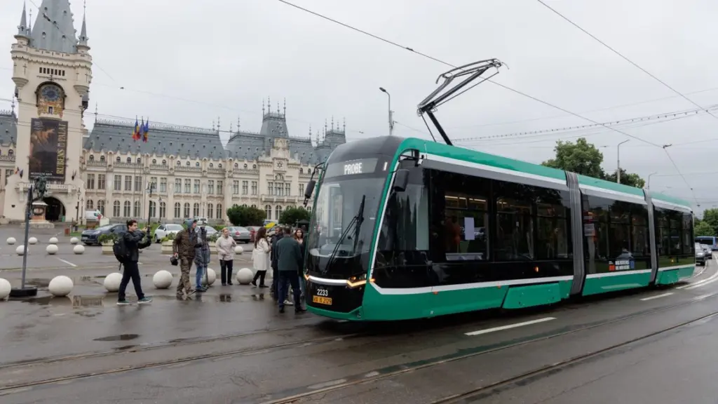 o-asociere-de-zece-firme-a-depus-oferta-pentru-reabilitarea-liniilor-de-tramvai-si-crearea-inelului-din-jurul-palatului-culturii-din-iasi