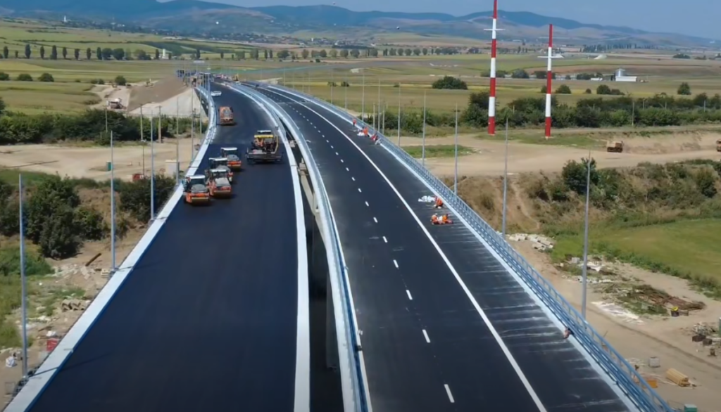 ultimii-metri-de-asfalt-sunt-asternuti-pe-pasajul-de-1,2-kilometri-de-pe-autostrada-a7,-la-cleja.-lotul-racaciuni-bacau-se-apropie-de-90%