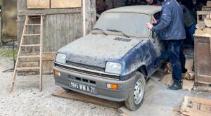 un-renault-5,-cu-12-km-la-bord-si-abandonat-44-de-ani-intr-un-garaj,-a-fost-vandut-cu-53.711-euro!
