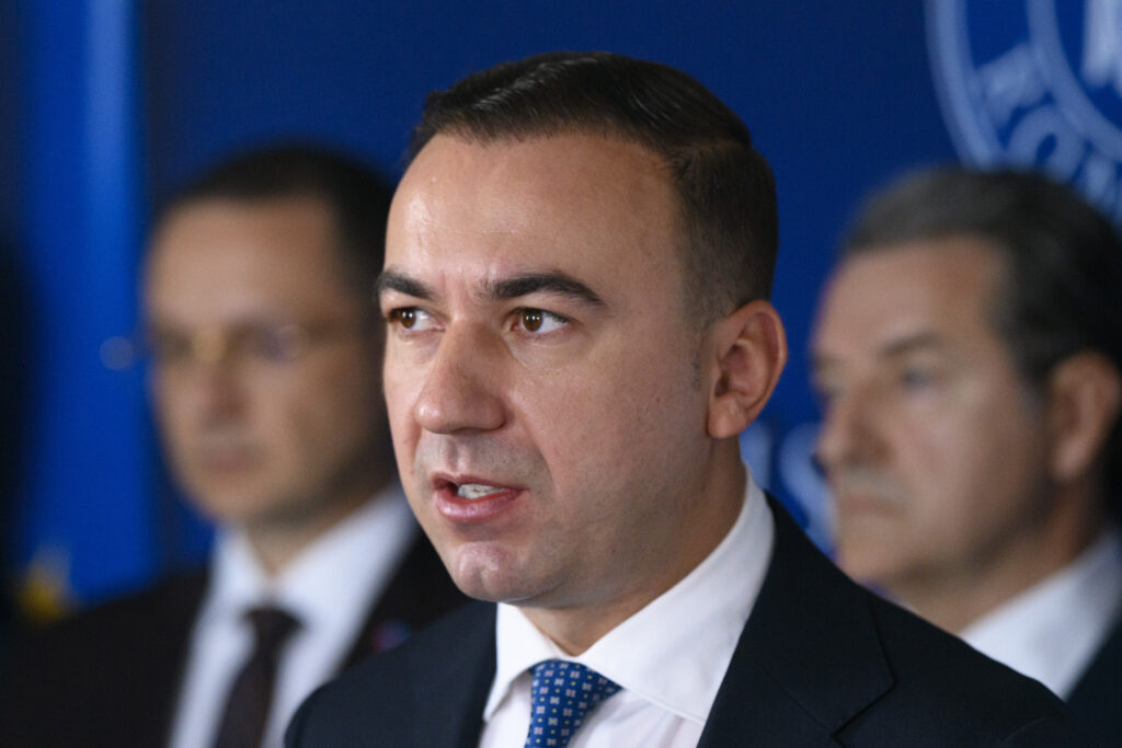 bogdan-ivan-revine-in-scandalul-energiei,-dupa-ce-bolojan-l-a-acuzat-de-iresponsabilitate:-mai-multi-mari-consumatori-au-primit-si-astazi-notificari