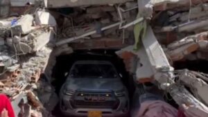 e-aproape-ireal-cum-a-fost-descoperita-o-masina-toyota-intre-daramaturi-dupa-cutremurul-devastator-din-columbia
