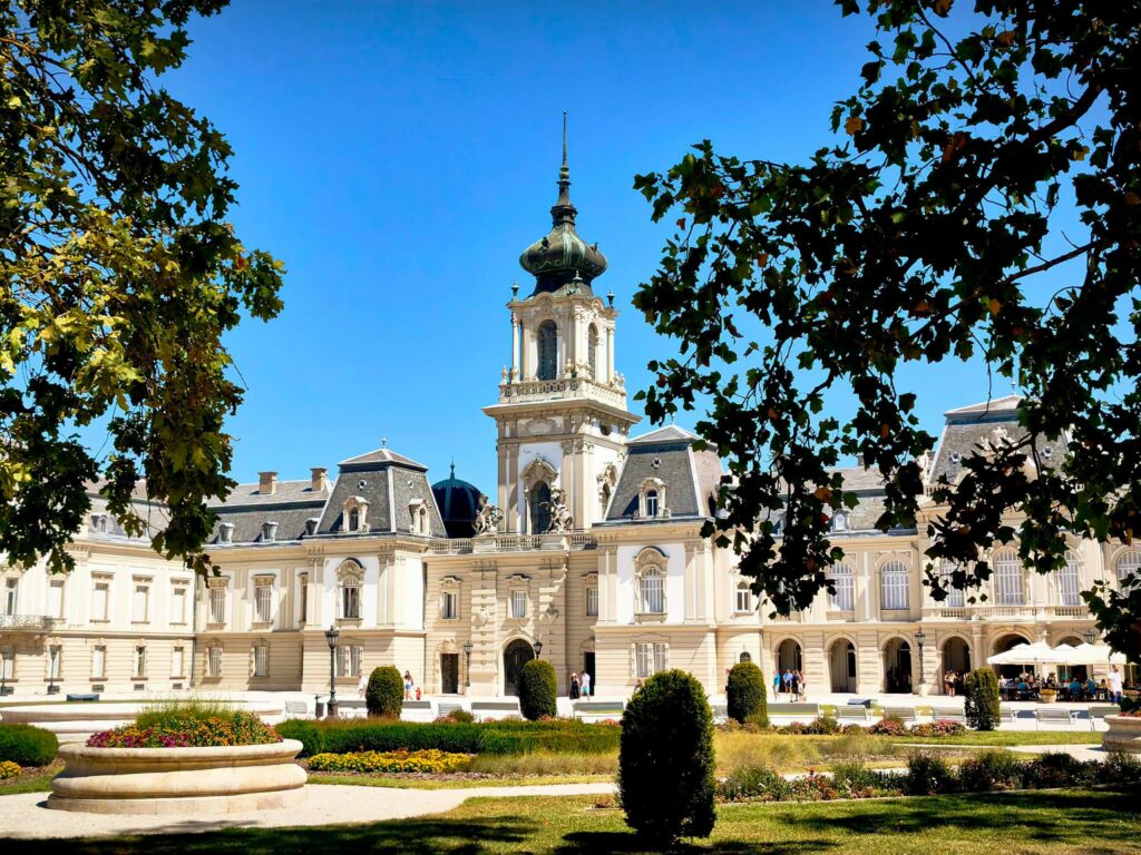 destinatie-de-vacanta-la-o-aruncatura-de-bat:-5-dintre-cele-mai-frumoase-palate-si-castele-din-ungaria