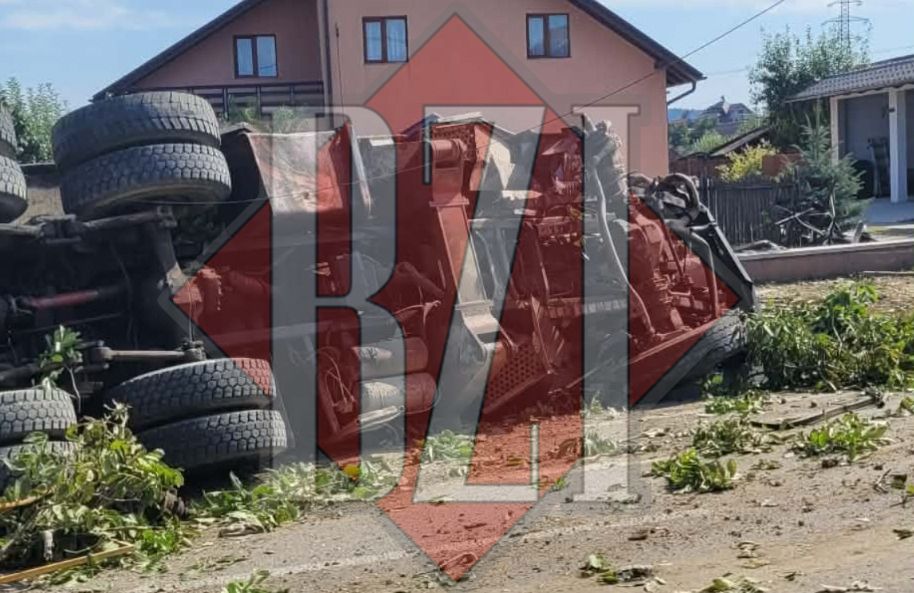 un-tir-a-facut-prapad-la-scobinti.-soferul-a-scapat-mastodontul-de-sub-control-–-update