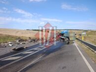 accident-grav-la-victoria-un-tir-incarcat-cu-fier-vechi-s-a-rasturnat.-sunt-doua-victime